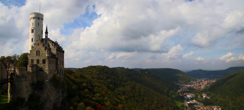 Schloss Lichtenstein am Albtrauf mit Blick über das herbstliche Echaztal