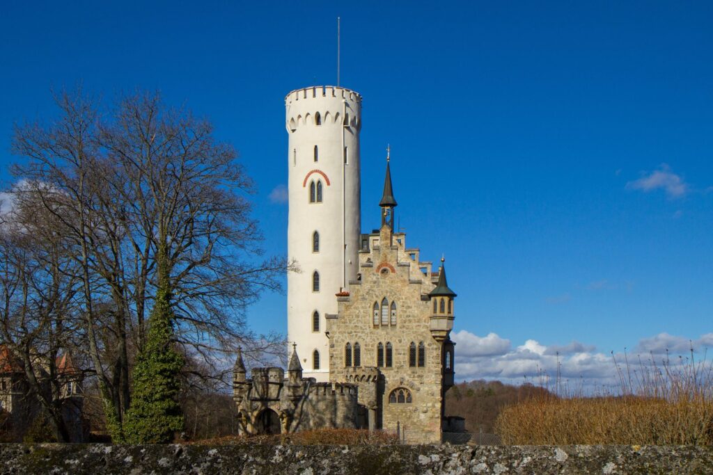 Schloss Lichtenstein im Winter über der Umfassungsmauer bei wolkenlosem Himmel