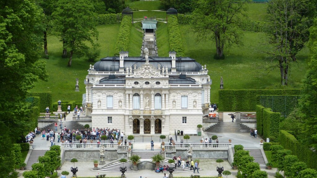 Schloss Linderhof mit Wasserparterre und Kaskade im sommerlich grünen Schlosspark