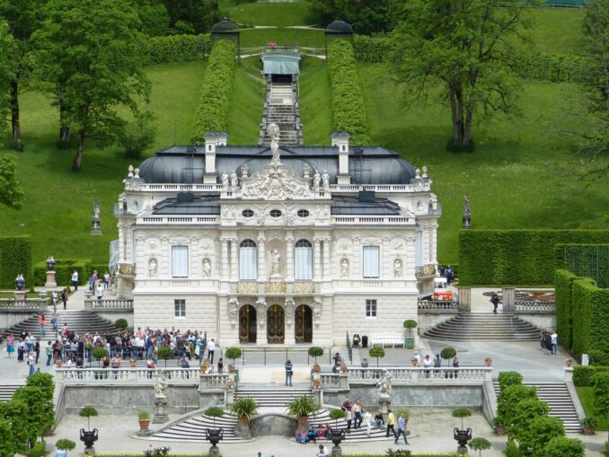 Schloss Linderhof mit Wasserparterre und Kaskade im sommerlich grünen Schlosspark