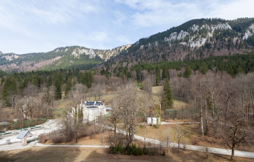Schlossanlage Linderhof im bewaldeten Graswangtal unterhalb der Ammergauer Alpen