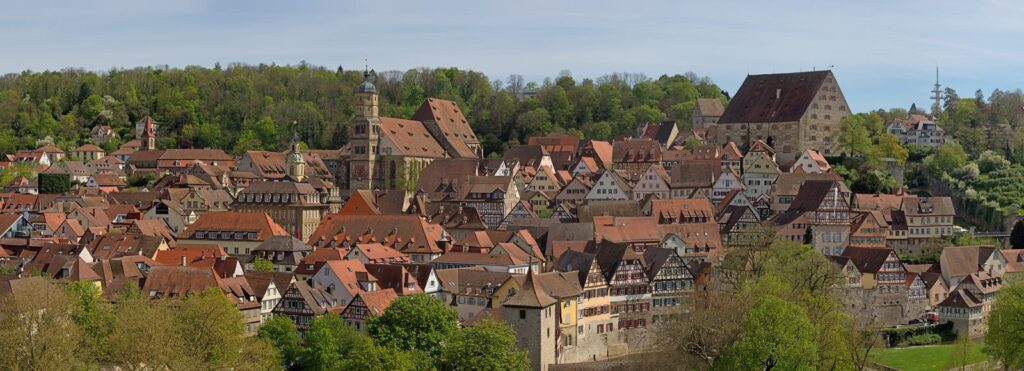 Panorama der Altstadt von Schwäbisch Hall mit St. Michael über dem Kocher