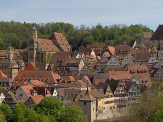 Panorama der Altstadt von Schwäbisch Hall mit St. Michael über dem Kocher