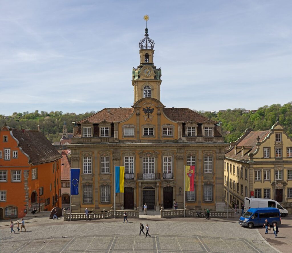 Barockes Rathaus am Marktplatz von Schwäbisch Hall mit Uhrturm und Freitreppe
