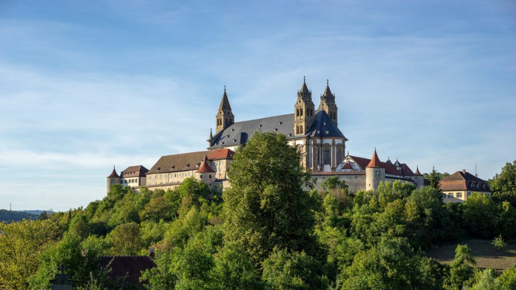 Die Comburg über dem Kochertal bei Schwäbisch Hall an einem klaren Sommertag