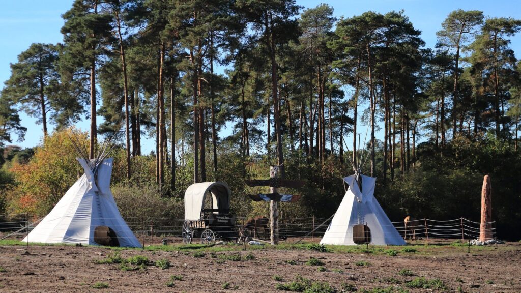 Nachgebautes Indianerdorf mit zwei Tipis, Totempfahl und Planwagen im Serengeti-Park