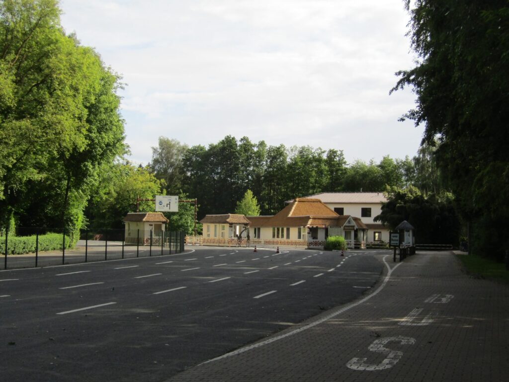 Einfahrtsgebäude mit Reetdächern und Kassenhäuschen am Eingang des Serengeti-Parks