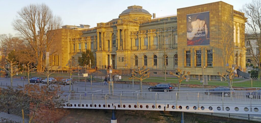 Städel Museum am Frankfurter Museumsufer im warmen Abendlicht über dem Main
