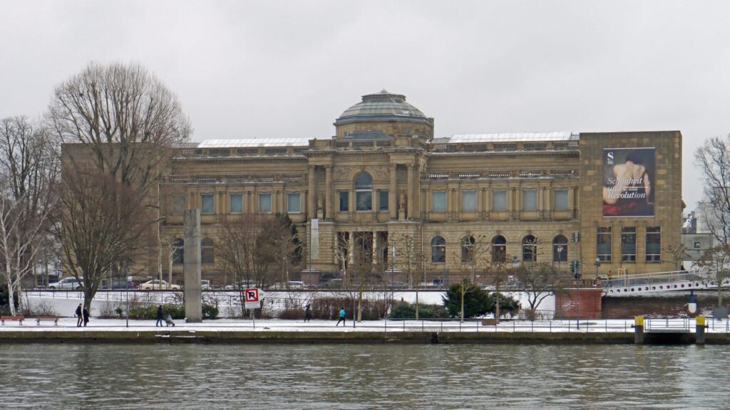 Verschneites Städel Museum am Schaumainkai unter grauem Frankfurter Winterhimmel