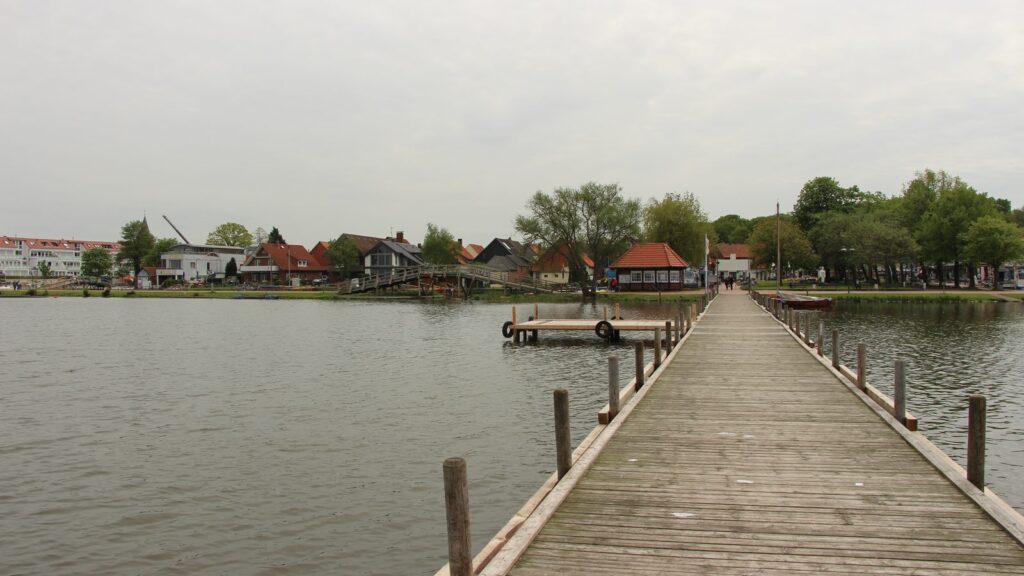 Holzsteg am Steinhuder Meer mit Blick auf die Uferbebauung des Ortes Steinhude