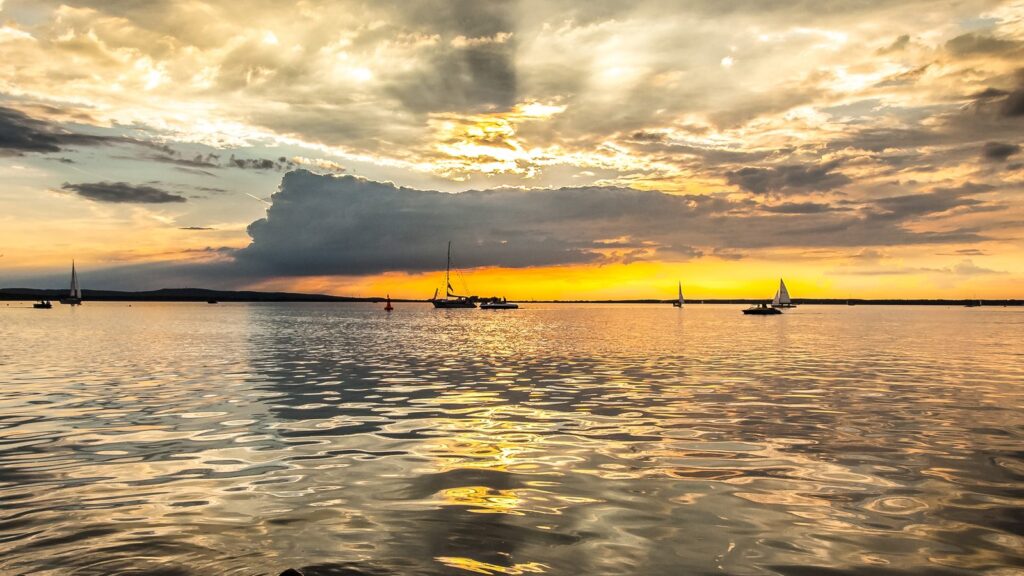 Segelboote auf dem Steinhuder Meer vor dramatischem Wolkenhimmel im Abendlicht