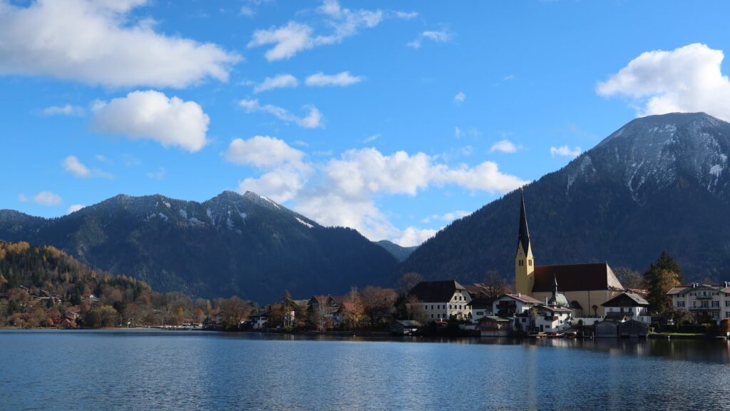 Tegernsee mit der Kirche St. Laurentius in Rottach-Egern und dem Wallberg im Hintergrund