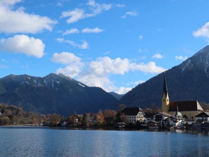 Tegernsee mit der Kirche St. Laurentius in Rottach-Egern und dem Wallberg im Hintergrund