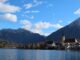 Tegernsee mit der Kirche St. Laurentius in Rottach-Egern und dem Wallberg im Hintergrund