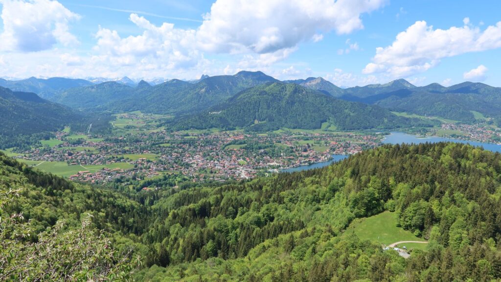 Panoramablick von der Riedersteinkapelle auf Rottach-Egern, den Tegernsee und die Bergkette