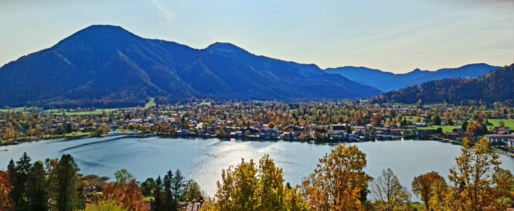 Herbstlicher Blick vom Aussichtspunkt Großer Paraplui über den Tegernsee nach Rottach-Egern