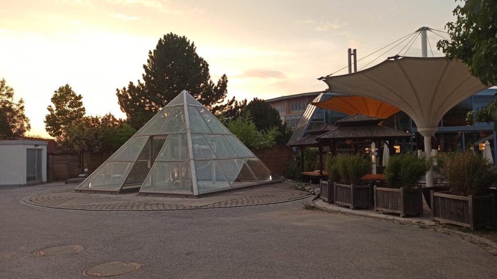 Gläserne Pyramide über dem Thermalbrunnen im Außenbereich der Therme Erding
