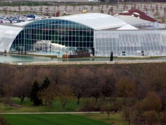 Verglaste Thermenhalle der Badewelt Sinsheim mit Badesee und Liegewiese davor