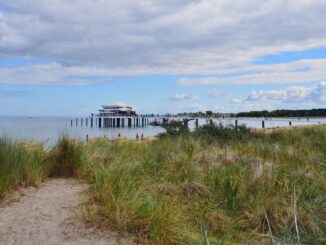 Strand von Timmendorfer Strand mit Dünengras, Strandkörben und dem Teehaus auf der Seebrücke