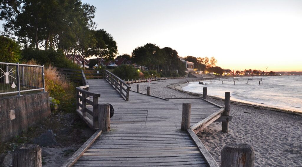 Hölzerner Bohlenweg am Strand von Niendorf in der Abenddämmerung