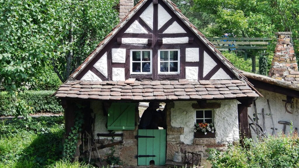 Fachwerkhaus mit Ziegeldach und grünen Türen an der Hochzeitsreise im Erlebnispark Tripsdrill