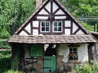 Fachwerkhaus mit Ziegeldach und grünen Türen an der Hochzeitsreise im Erlebnispark Tripsdrill
