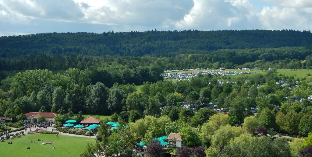 Blick vom Hang über den Erlebnispark Tripsdrill und die bewaldeten Hügel Richtung Wildparadies