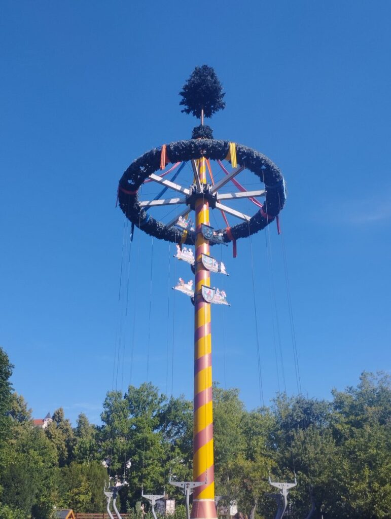 Kettenkarussell Maibaum im Erlebnispark Tripsdrill vor blauem Sommerhimmel
