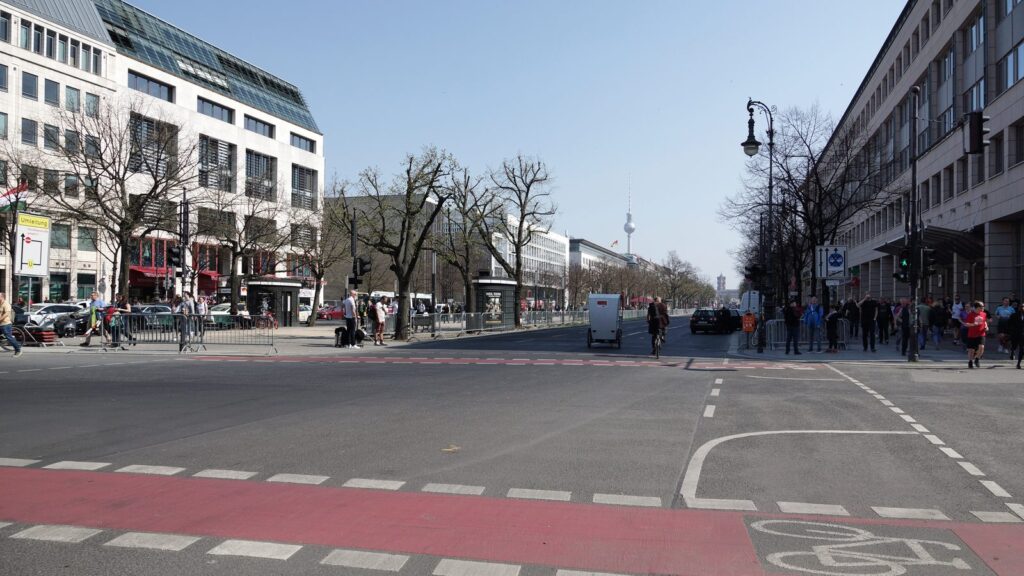 Blick über den Boulevard Unter den Linden nach Osten zum Fernsehturm in Berlin