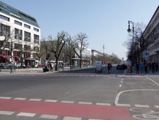 Blick über den Boulevard Unter den Linden nach Osten zum Fernsehturm in Berlin
