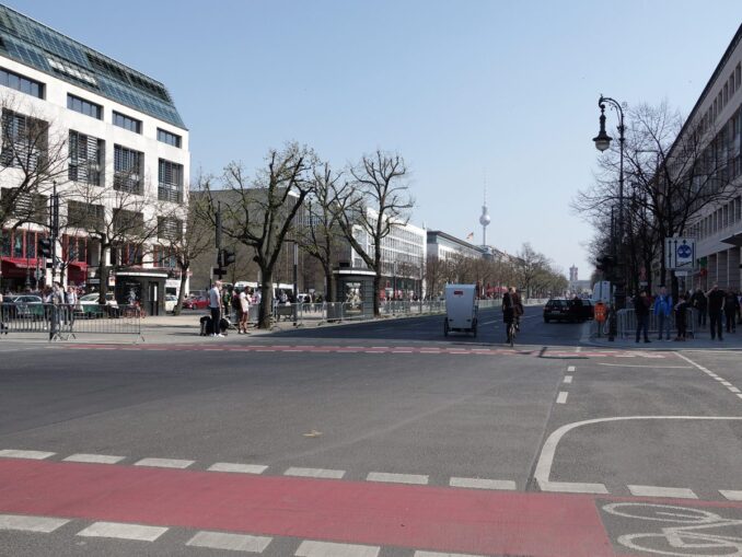 Blick über den Boulevard Unter den Linden nach Osten zum Fernsehturm in Berlin