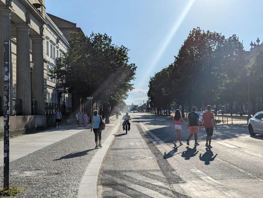 Sommerliche Lindenallee auf dem Boulevard mit Blick zum Brandenburger Tor