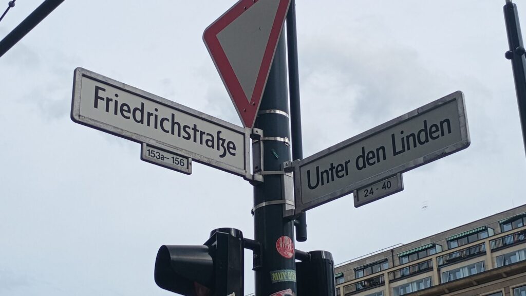Straßenschilder Unter den Linden und Friedrichstraße an einem Mast in Berlin