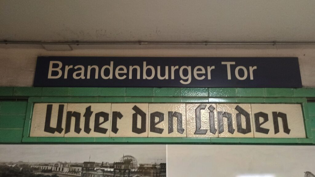 Historisches Fliesenschild Unter den Linden im U-Bahnhof Brandenburger Tor