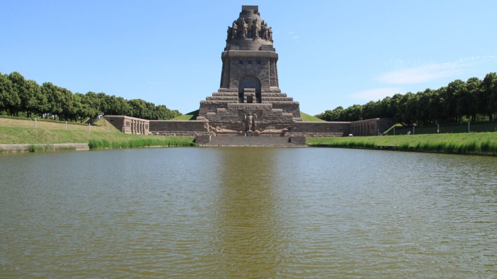 Völkerschlachtdenkmal Leipzig hinter dem See der Tränen bei blauem Sommerhimmel