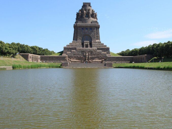 Völkerschlachtdenkmal Leipzig hinter dem See der Tränen bei blauem Sommerhimmel