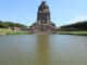 Völkerschlachtdenkmal Leipzig hinter dem See der Tränen bei blauem Sommerhimmel