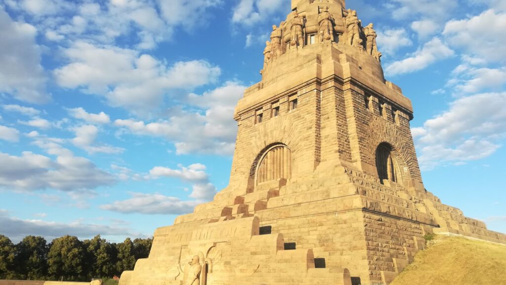 Völkerschlachtdenkmal im Abendlicht, schräg von der Freifläche am Sockel gesehen