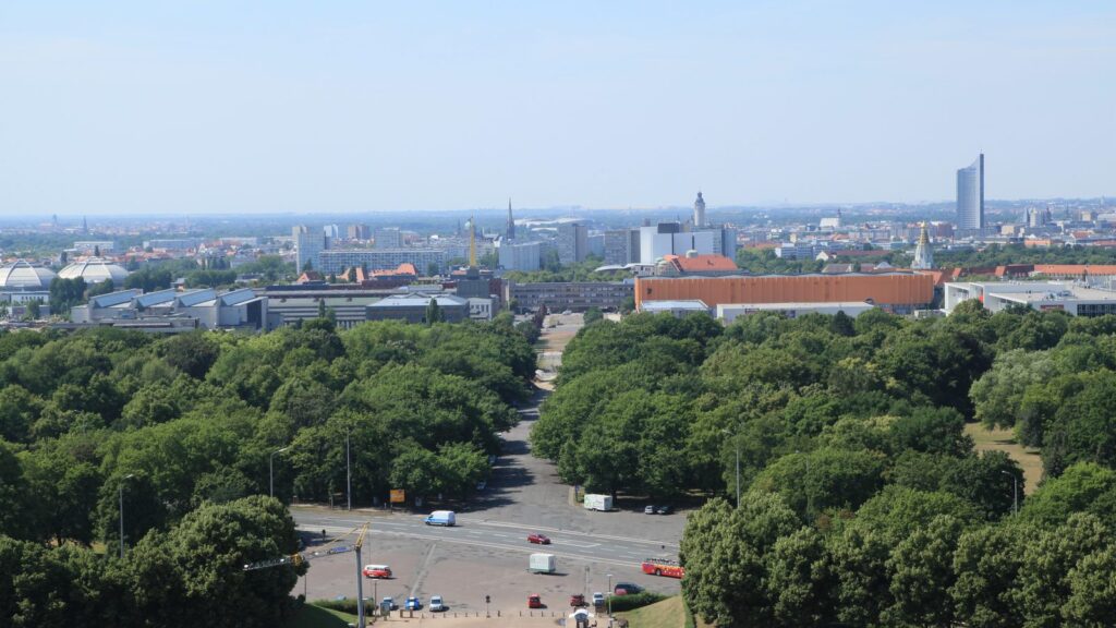 Blick vom Denkmal über den Wilhelm-Külz-Park zur Leipziger Innenstadt