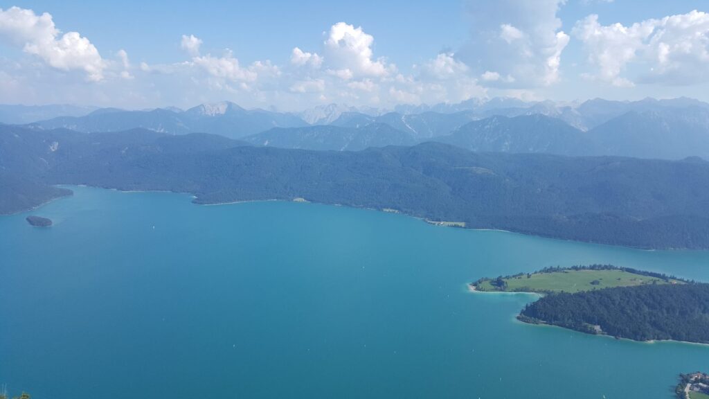 Türkisfarbener Walchensee mit Halbinsel Zwergern vom Herzogstand aus gesehen