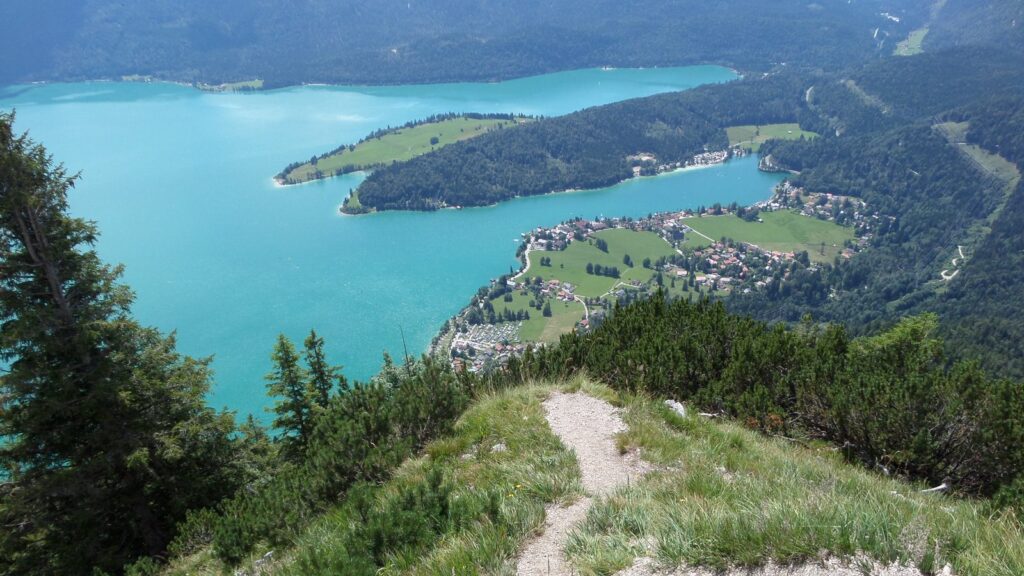 Ortschaft Walchensee und Halbinsel Zwergern von oben am Herzogstand-Wanderweg