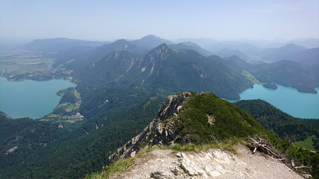 Gratweg am Herzogstand mit Kochelsee links und Walchensee rechts im Bild