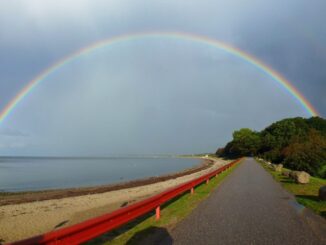 Regenbogen über der Ostsee am Weissenhäuser Strand mit Sandstrand und Küstenweg