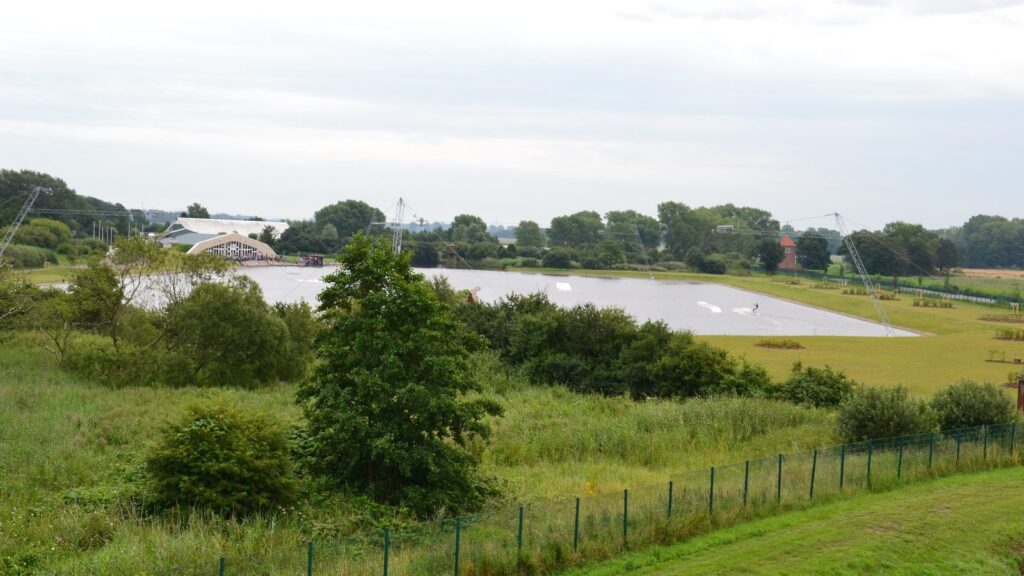 Wasserski- und Wakeboardanlage des Waterparks auf einem See am Weissenhäuser Strand