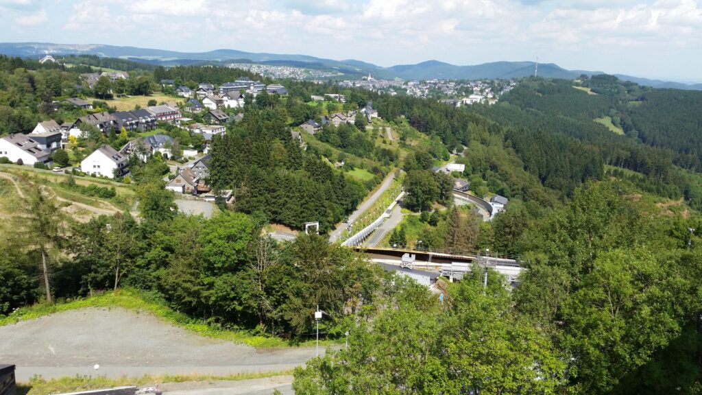 Blick über Winterberg mit Bobbahn am Hang und bewaldeten Höhen des Rothaargebirges