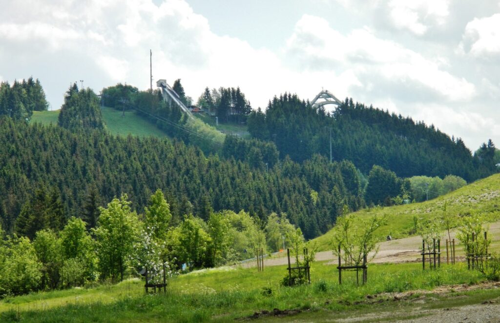 Skisprungschanze St. Georg auf bewaldeter Kuppe oberhalb von Winterberg im Frühsommer