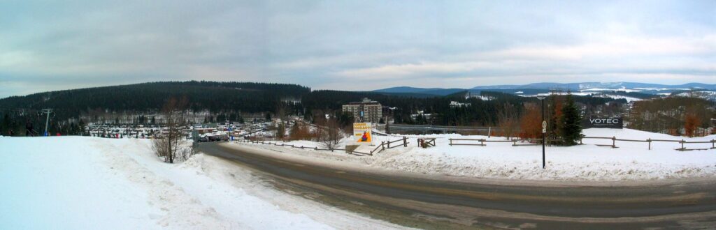 Verschneite Hänge und Ortsrand von Winterberg vom Erlebnisberg Kappe aus gesehen