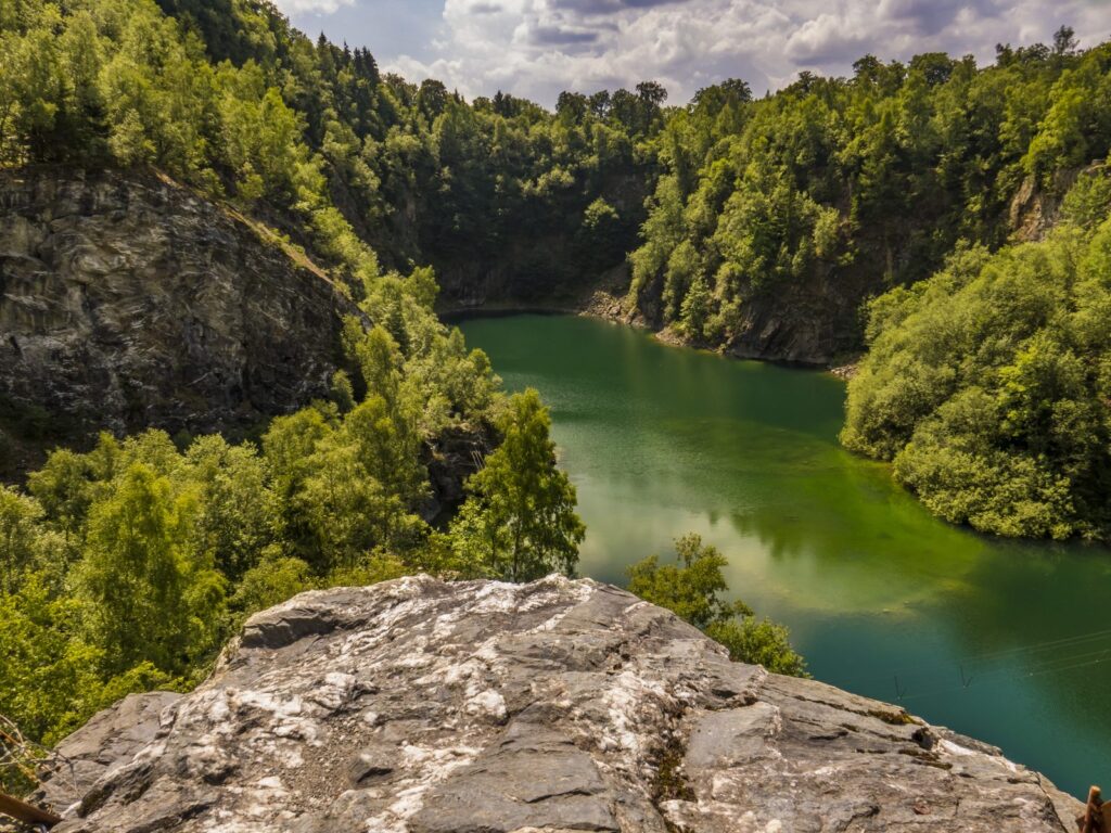 Grüner Bergsee im ehemaligen Schieferbruch bei Siedlinghausen im Winterberger Stadtgebiet