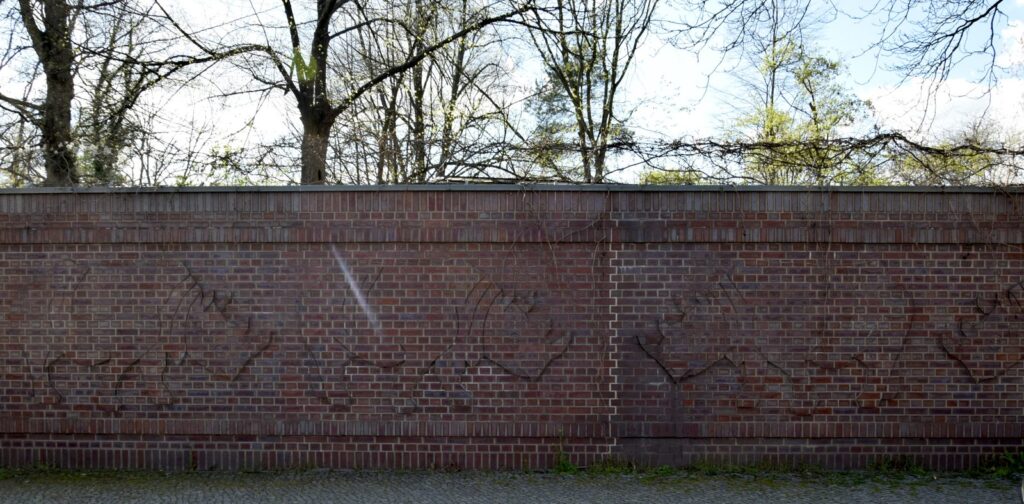 Nashorn-Reliefs in der Backsteinmauer des Zoos an der Drakestraße in Berlin