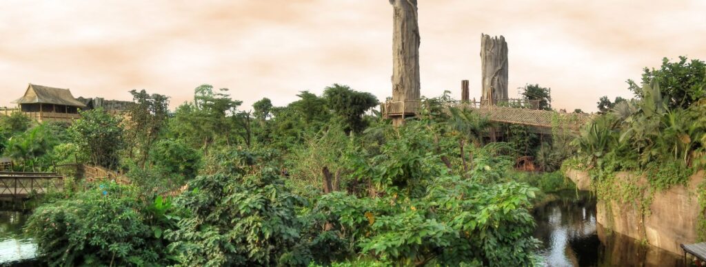Tropenhalle Gondwanaland mit dichter Vegetation, Baumwipfelpfad und Wasserlauf